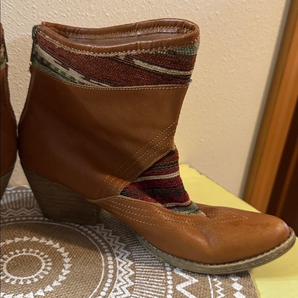 Boho Western Sbicca Vintage Collection Ankle Boots with Aztec Patterned Fabric - Picture 8 of 10